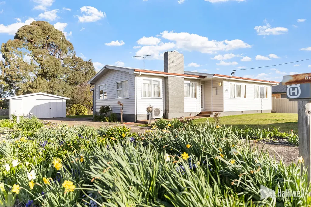 Sheffield 3Phòng ngủ Start Smart: A Move-In Ready First Home on a Big Block