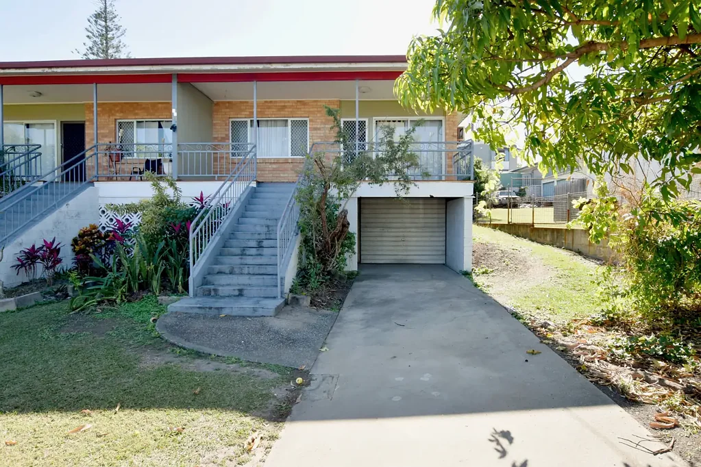 NEAT DUPLEX IN FANTASTIC LOCATION!