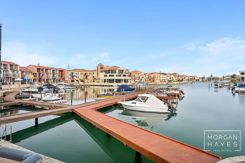 Wannanup 3房  Secure Your Canal-Side Home With Your Own Mooring