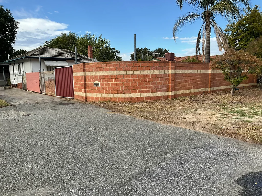 Redcliffe 3બેડરૂમ OLDER STYLE HOME WITH MASSIVE SHED ON LARGE 866sqm BLOCK