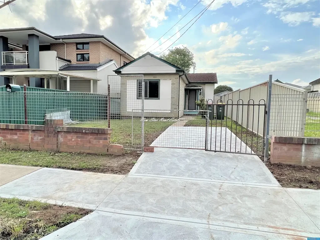 "Well kept 1 bedroom house with study room"