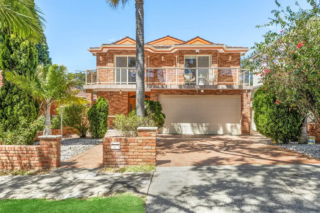 Hurstville 6Kwarto Spacious two-storey home equipped for dual-living