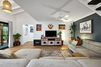 Saratoga 5 Slaapkamer Versatile Family Home with Studio & Poolside Entertaining