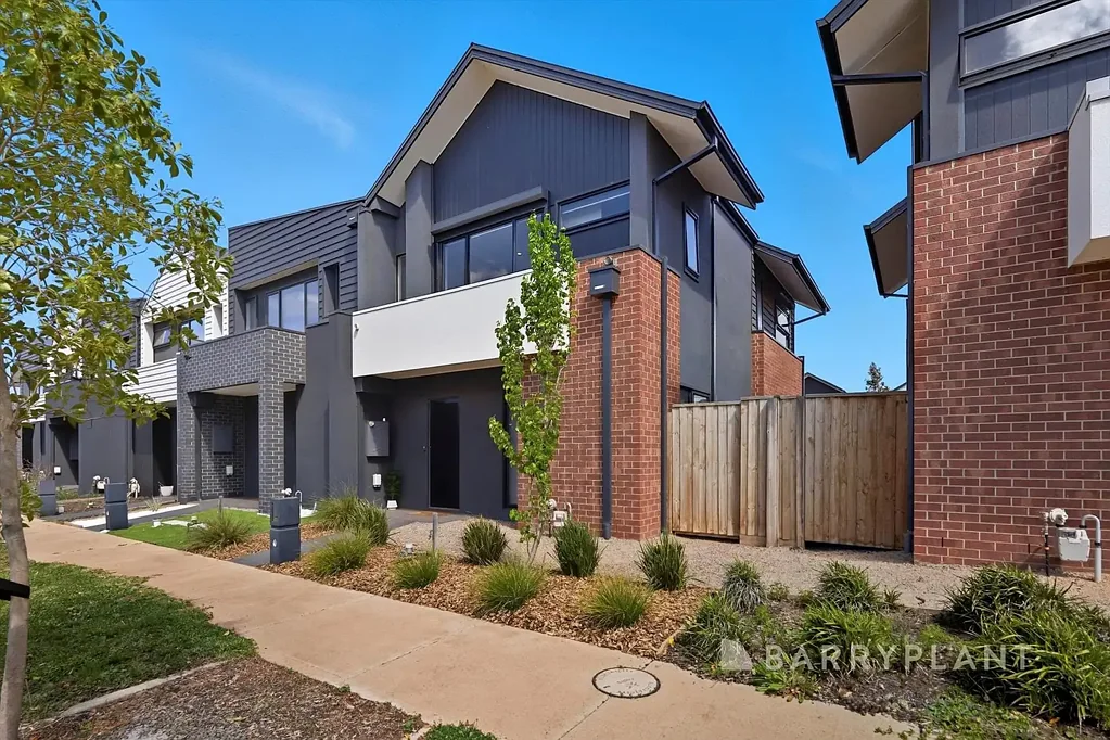 Thornhill Park 4房 Thornhill Park Estate 优越位置 开放式生活区 现代厨房 低维护后院 业主套房 双车库 北向采光 A Class Above the Rest!