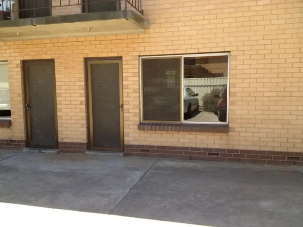 NEAT AND TIDY UNIT LOCATED MINUTES FROM THE CITY!!!