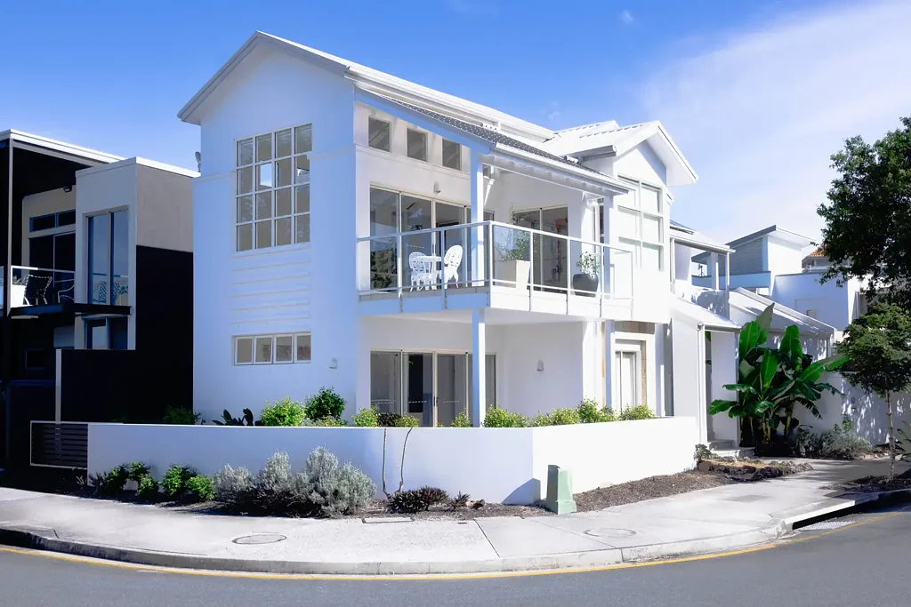 *under application pending deposit*** STUNNING FAMILY HOME OVERLOOKING LAKE ORR-WALKING DISTANCE TO BOND UNI AND VARSITY COLLEGE