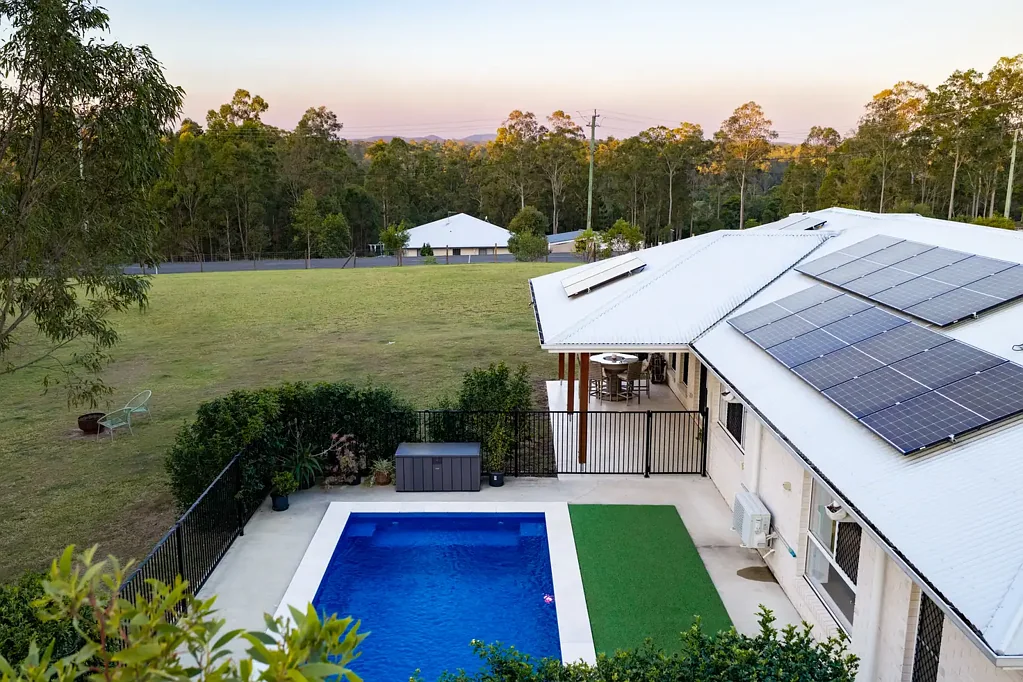 Tamaree 4कमरा Modern Living Framed by a Peaceful Bushland Backdrop