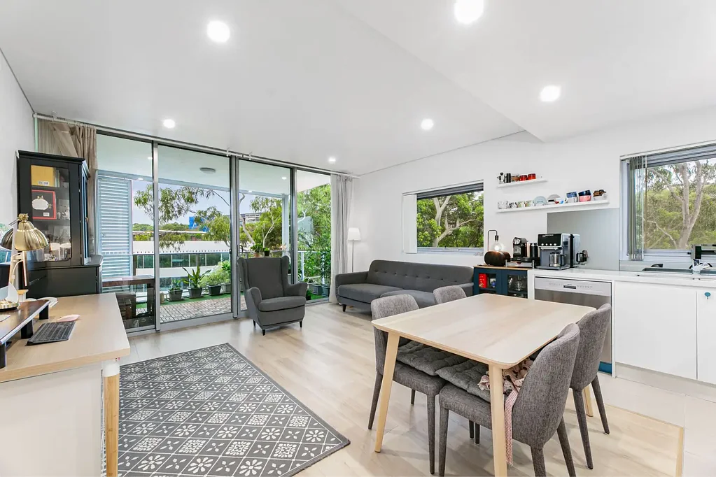 Gordon 2Moenga Bright and Stylish Two-Bedroom Apartment with Northeast Views in Gordon