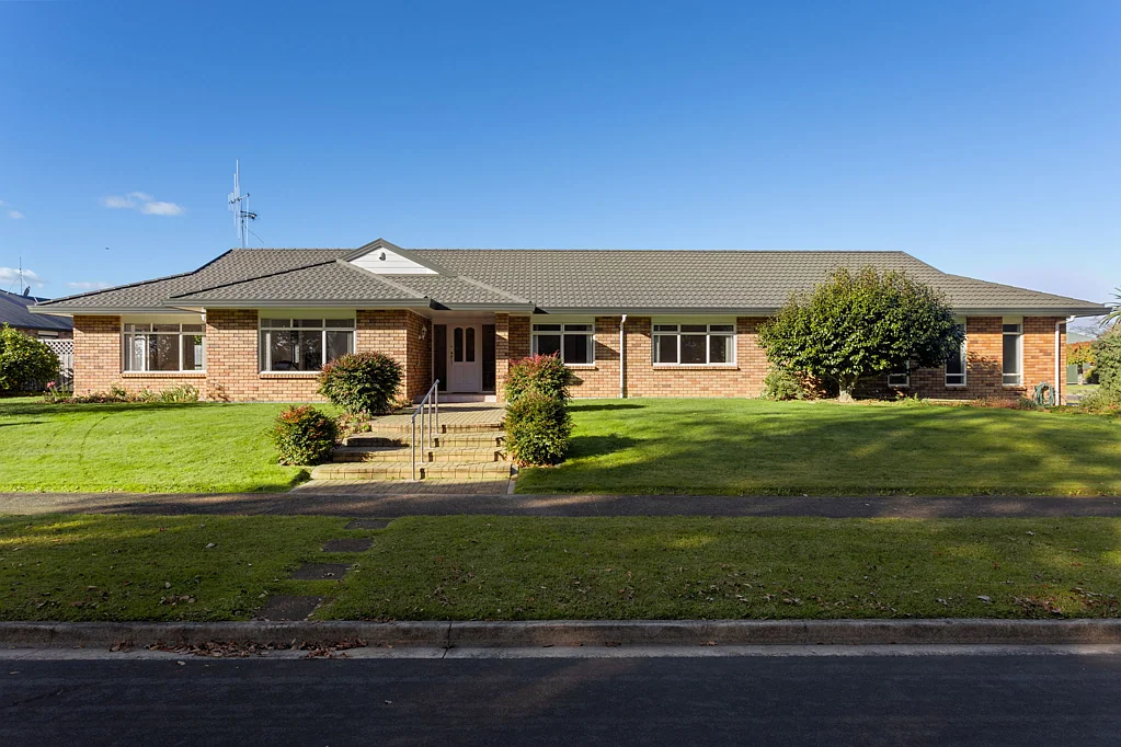 Cambridge 4房  Three Garages, Green Belt Views – Super Spacious!