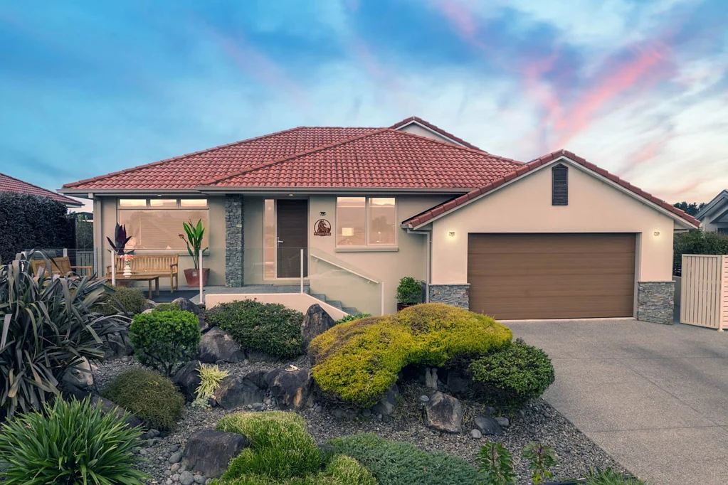 Katikati 3 Bedroom Views. Security. Golf. Double Section. Below CV!