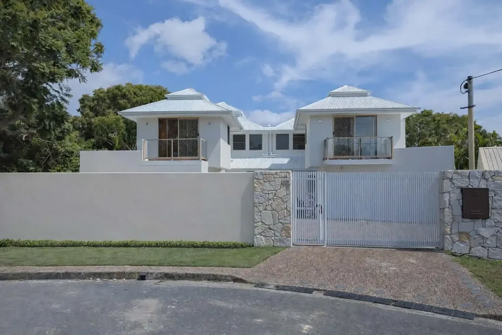 SPLIT LEVEL DUPLEX IN THE HEART OF COOLANGATTA