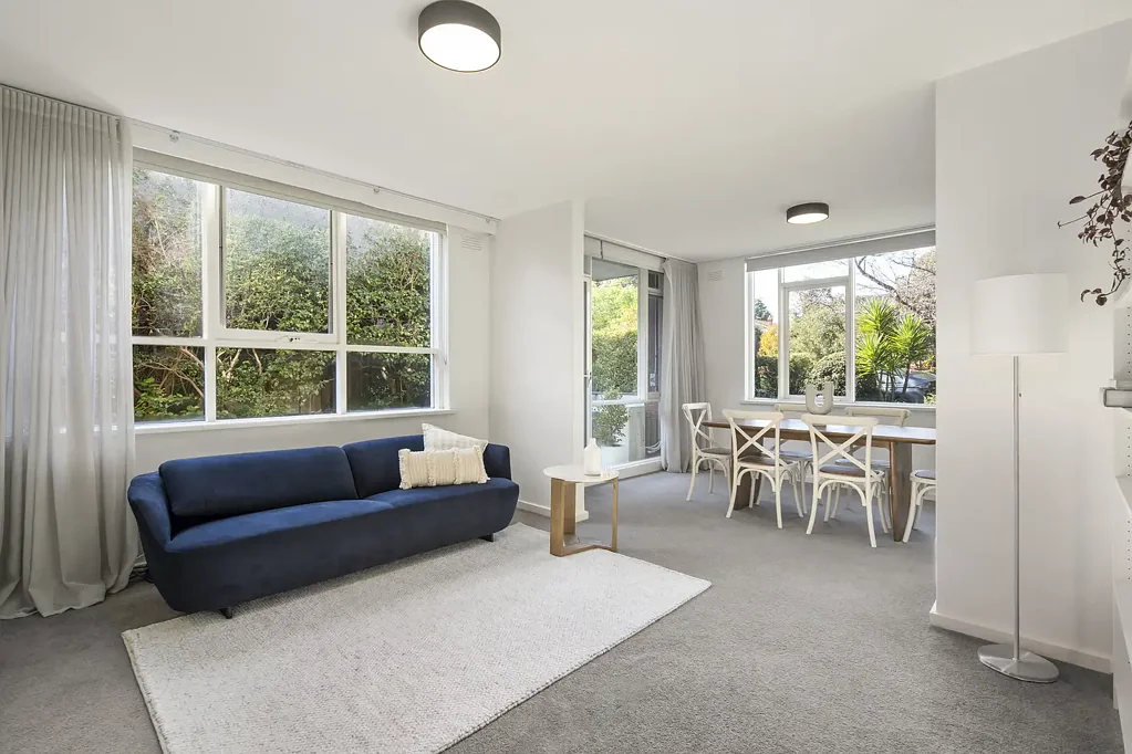 Elsternwick 3房 宽敞三卧  北向阳光充沛  稀缺楼栋位置  车位遮盖  绝对隐私宁静  翻新厨房Fisher & Paykel  邻Hopetoun Gardens  步行生活配套 Expressions of Interest Closing Monday, 3rd August at 12pm