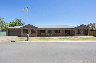 Miners Rest 4chambre Stylish Family Home with Bonus Features in Miners Rest
