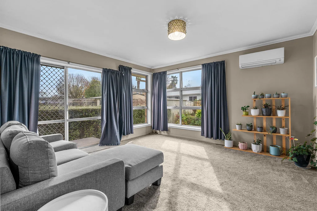 Leamington 2 Bedroom Private, Sunny, Fenced Lawn Area & Fruit Trees