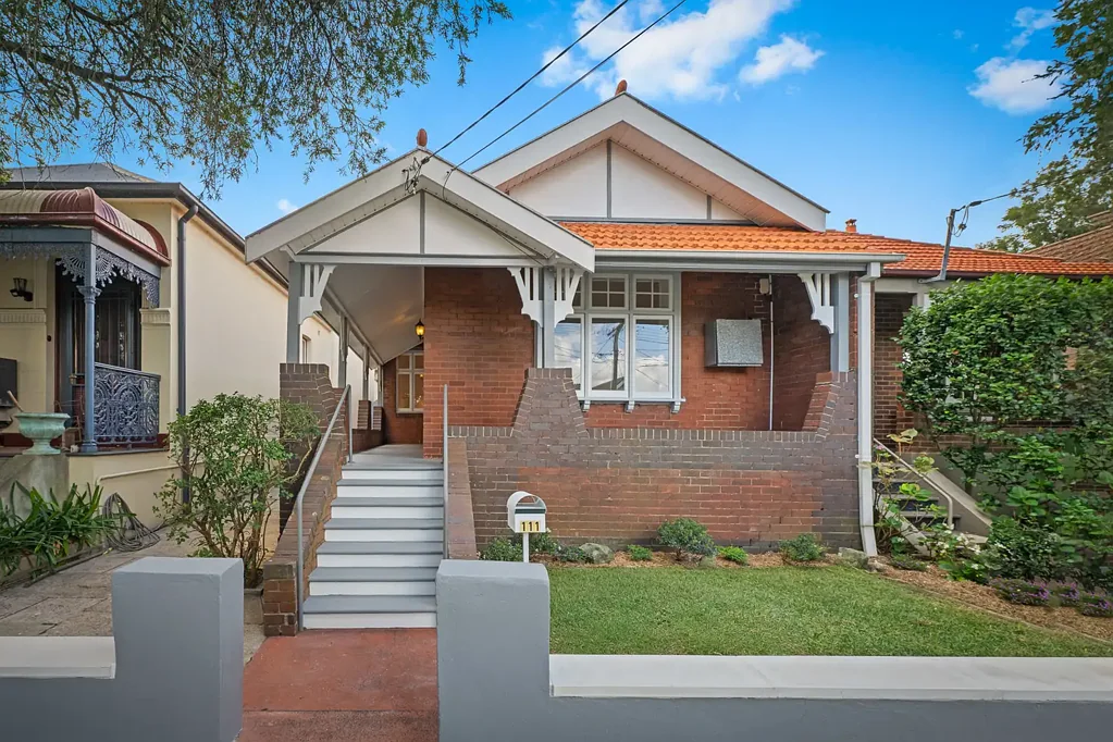Marrickville 3房 爱德华时期魅力 精心修复联排 现代更新设计 宽敞灵活布局 自然光线充沛 优质木制厨房 阳光明媚后院 高天花板优雅 全屋抛光木地板 无与伦比便利 步行生活中心 Freestanding Federation Beauty in Prime Lifestyle Location – Walk to Metro Station