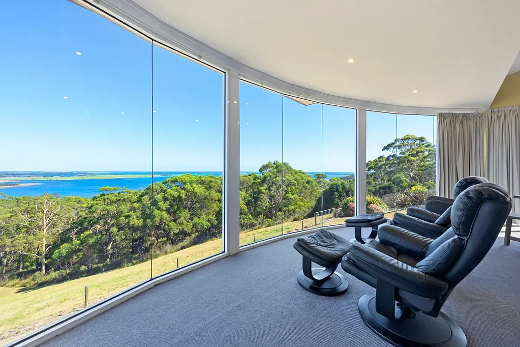Smithton 5ห้องนอน 5-Bedroom Home with Uninterrupted Water Views