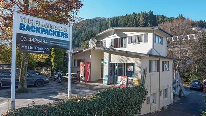 后花园【正午简讯】“疯狂”游客要火烧皇后镇旅店！| 国际油价重挫！