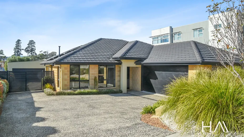 Kings Meadows 4房  Quality Family Home with Dual Garaging & Cinema Room