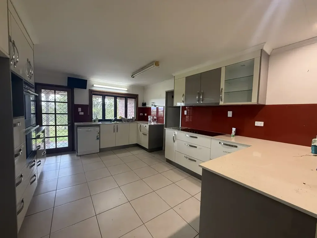 Spacious Family Home on 35.25 Ha � Partly Furnished with Stu