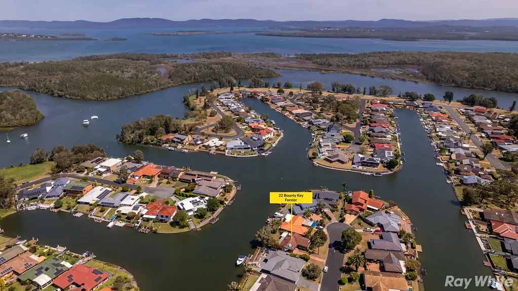 Forster 3ਬੈੱਡਰੂਮ Waterfront with Potential