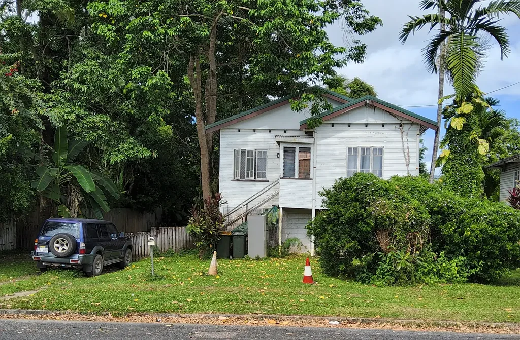 Manoora 2部屋 Opportunity Knocks - Renovate or Develop!