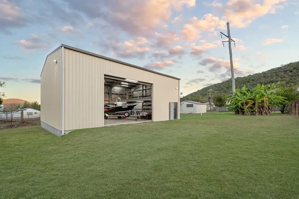 Julago 3房  BIG shed, plus 2 Bay Shed with family home on big block.