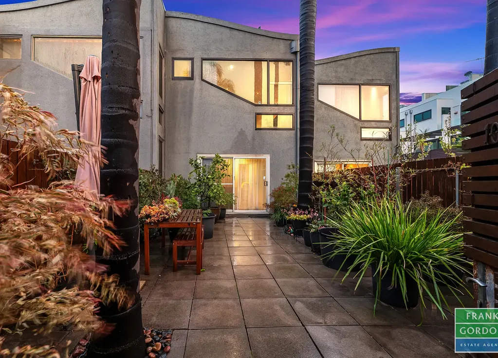 10/15 Beach Street, Port Melbourne, VIC 3207