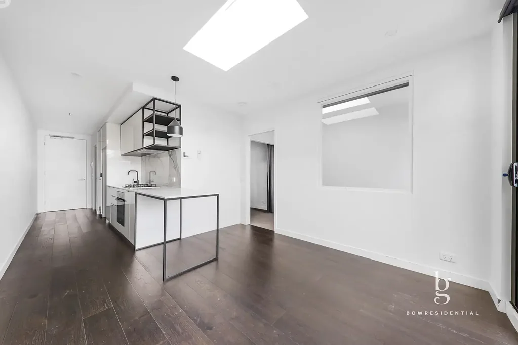 Stunning, Spacious Apartment with Large Balcony Close to Victoria Gardens Shopping Centre