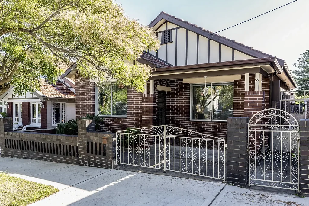 Marrickville 3房 迷人砖砌住宅 227.6sqm土地 硬木地板 雕花天花板 西北朝向后院 内西中心地段 步行餐饮区 Freestanding home in well-connected pocket
