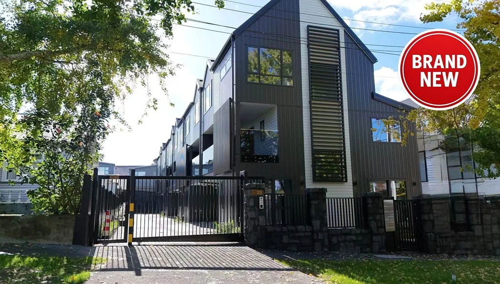Luxurious Four-Bedroom Townhouses at 35 Becken...