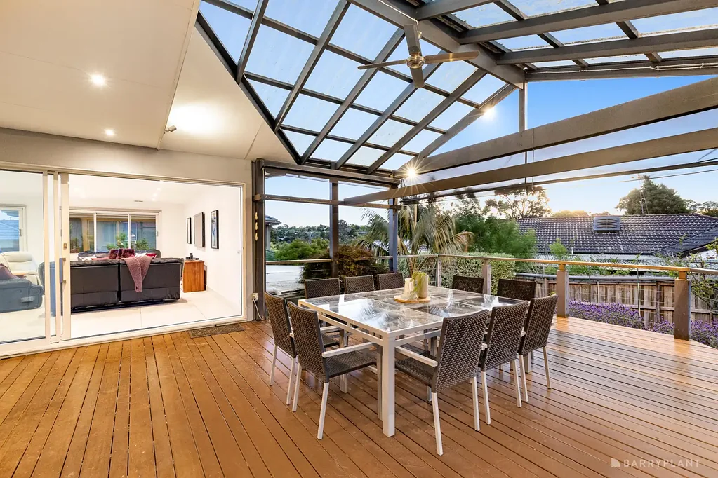 Doncaster 5બેડરૂમ Family living on a very grand scale.