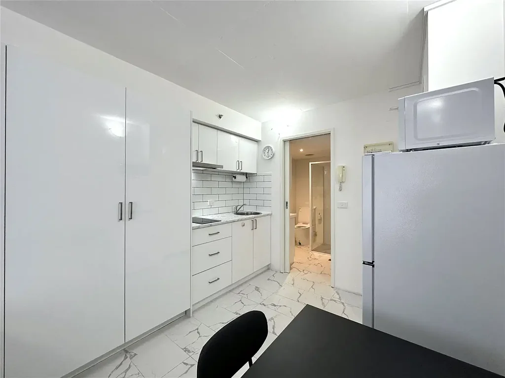 Fully Furnished & Renovated Studio in the Heart of Melbourne.