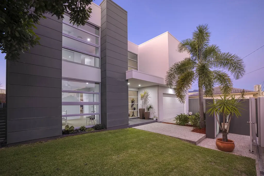 Broadbeach Waters 5房  Exceptional Waterfront Lifestyle in the Heart of the Golden Triangle