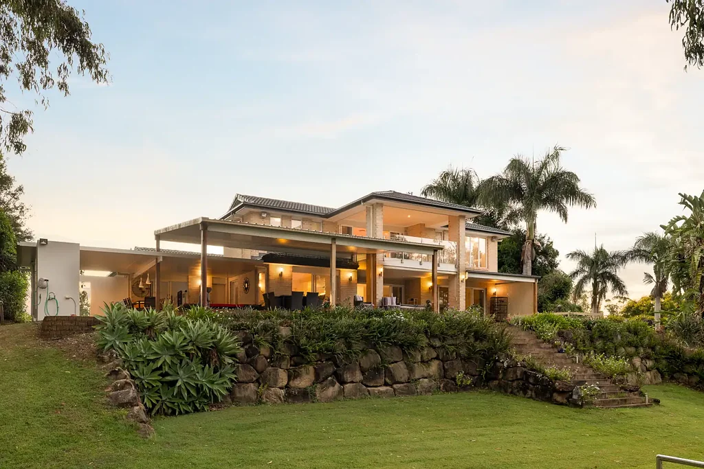 Barellan Point 5房 河畔私享 5084㎡阔地 宏伟入口 厨师厨房 露台观景 超大车库 Discover Your Decadent Riverside Retreat in Sought-After Barellan Point
