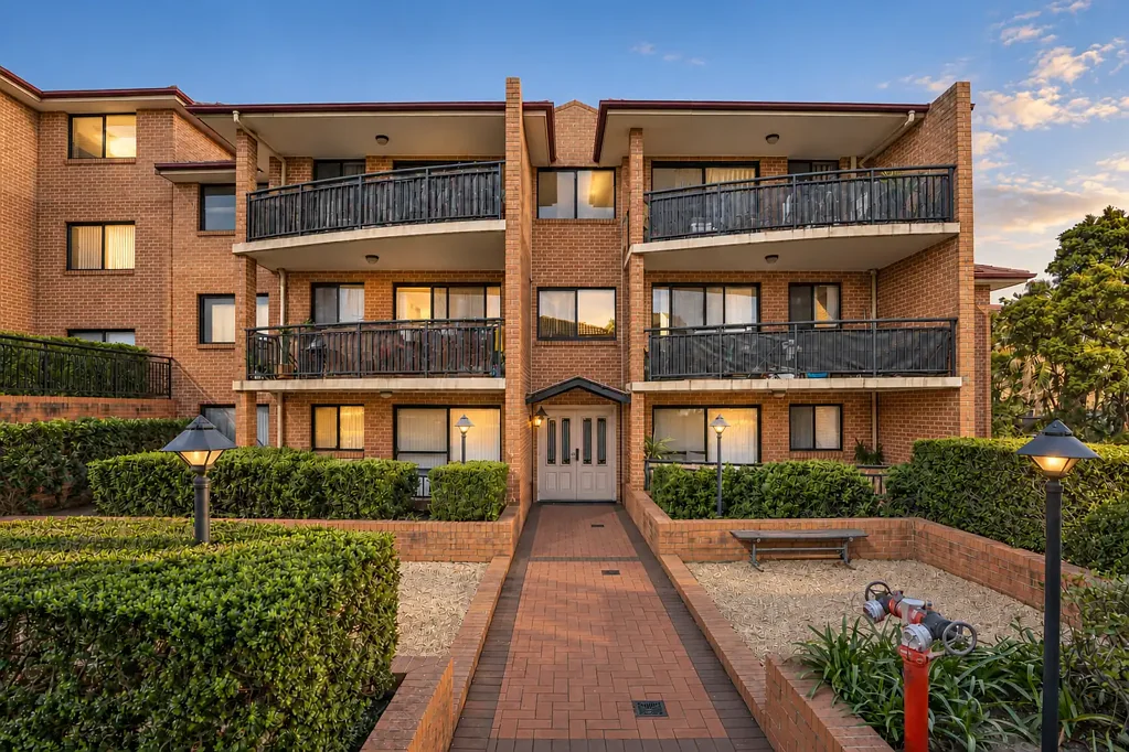 Baulkham Hills 3બેડરૂમ Ground Floor Convenience with Three Bedrooms and Double Garage