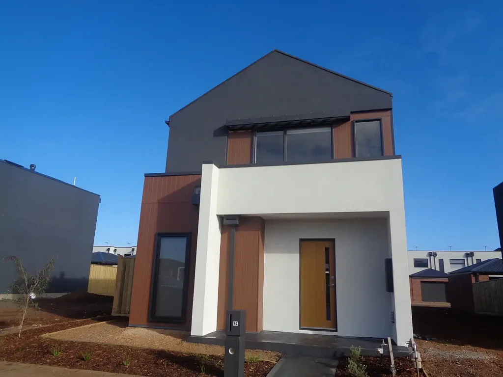 Modern & Spacious 4-Bedroom Townhouse in Rockbank