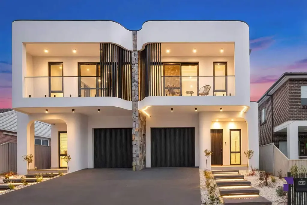 Milperra 5Kwarto Brand new sophisticated five-bedroom duplex showcasing distinctive architectural details