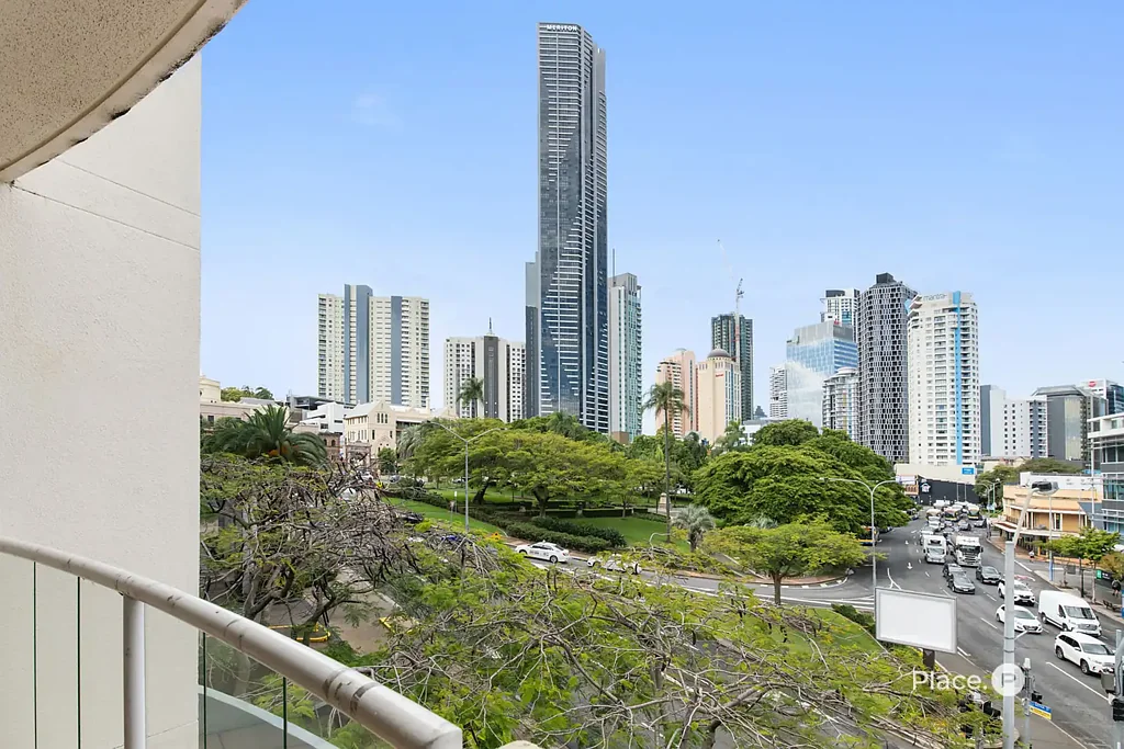 Fortitude Valley 1房 顶层度假村风格 公寓采光充足 俯瞰Cathedral Park 城市天际线 低维护生活 中心便捷位置 多样住户设施 茂密热带景观 泻湖式泳池 加热按摩池 健身房 烧烤区 精心庭院 周边 James Street Howard Smith Wharves Chinatown Fortitude Valley Train Station CBD 近在咫尺 Top Floor Living with Park and City Views in Resort-Inspired Cathedral Place