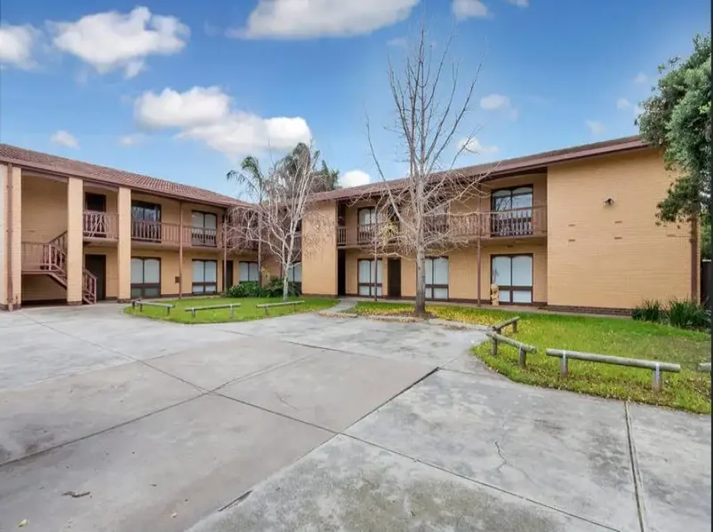 2 BEDROOM UNIT WITH A/C IN BROOKLYN PARK