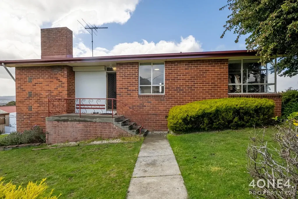 Chigwell 3 Bedroom Charming Chigwell Gem with Scenic Views