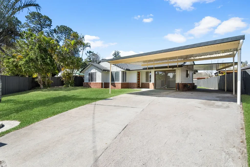 Deception Bay 4房 宁静死胡同 670m²全围栏地 四卧带吊扇 新厨新浴 现代砖砌结构 双车位车库 便利生活配套 Quiet Cul-de-Sac Living on a Generous Block - fully renovated