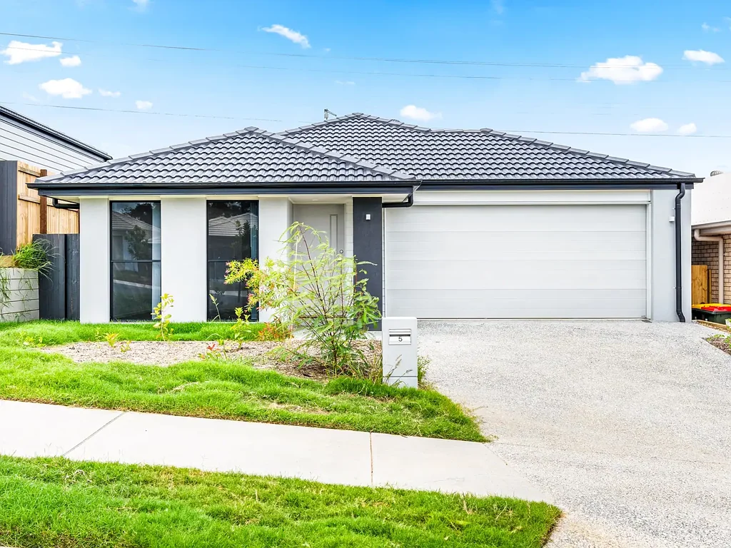 LET’S TALK – MODERN FAMILY LIVING IN THE HEART OF COLLINGWOOD PARK!