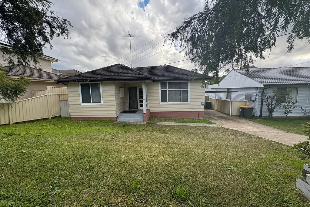 Big Backyard - Close to Shops & Transport