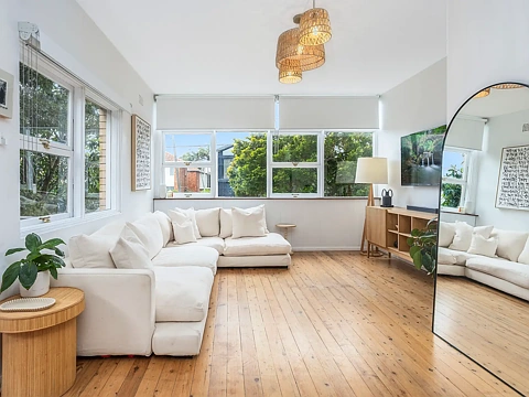 Woolooware 2 Bedroom Stylish, Sunlit Apartment in a Convenient Location