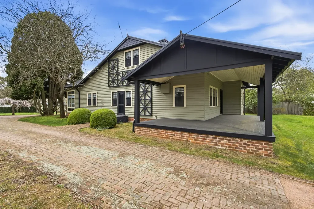 Character Home on 6,842m² - Close to town - 6 month lease.