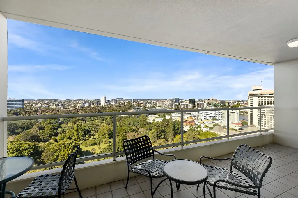 FULLY FURNISHED - OVERLOOKING BOTANICAL GARDENS