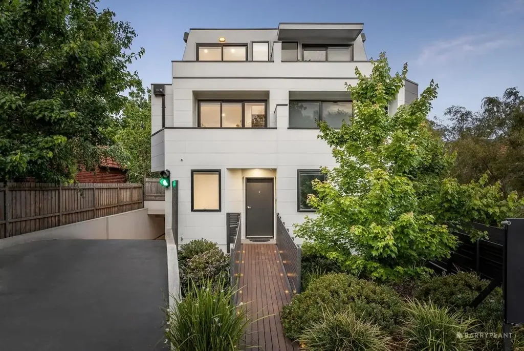 LOCATED CLOSE TO FREEWAYS, PARKLANDS AND CHADSTONE SHOPPING CENTRE!