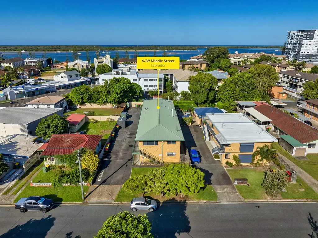 Labrador 2 Bedroom Entry Level 2 Bedroom Unit close to The Broadwater