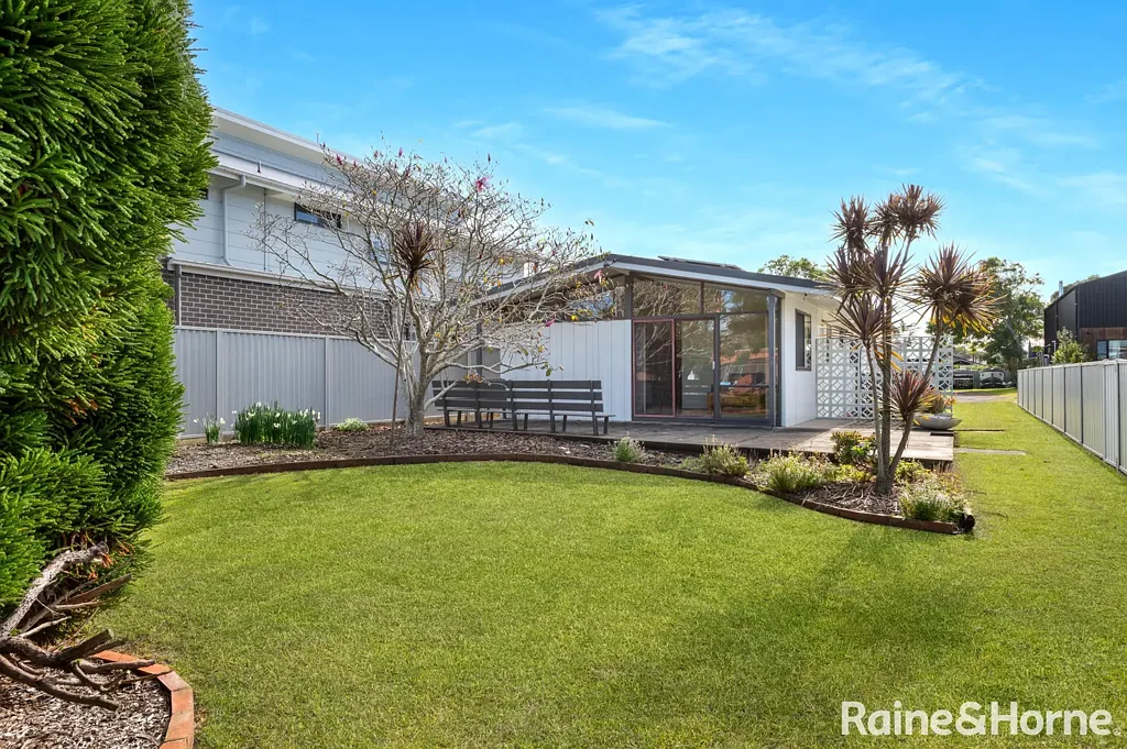 Shoalhaven Heads 2房  Coastal Cottage Charm with Endless Potential in the Heart of Shoalhaven Heads