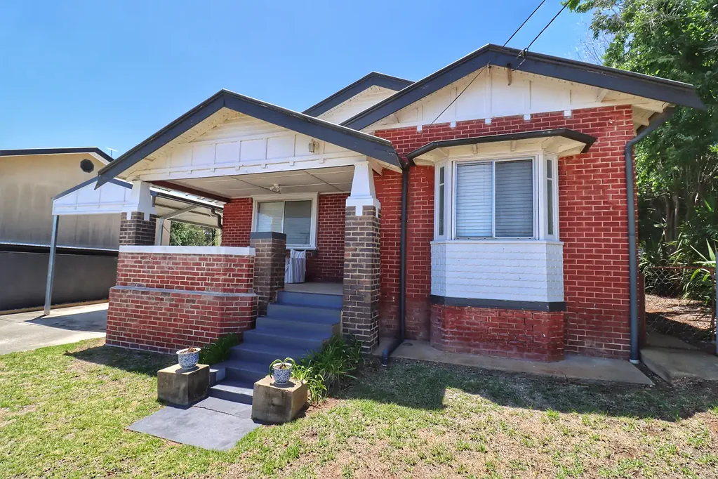 Cowra 4 Slaapkamer Attention: Savy Investors Unique Opportunity with dual dwellings